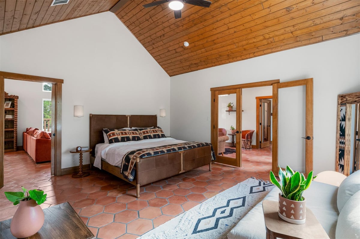 Primary bedroom at 122 Mokolii Ct - 3 bed 2 bath home