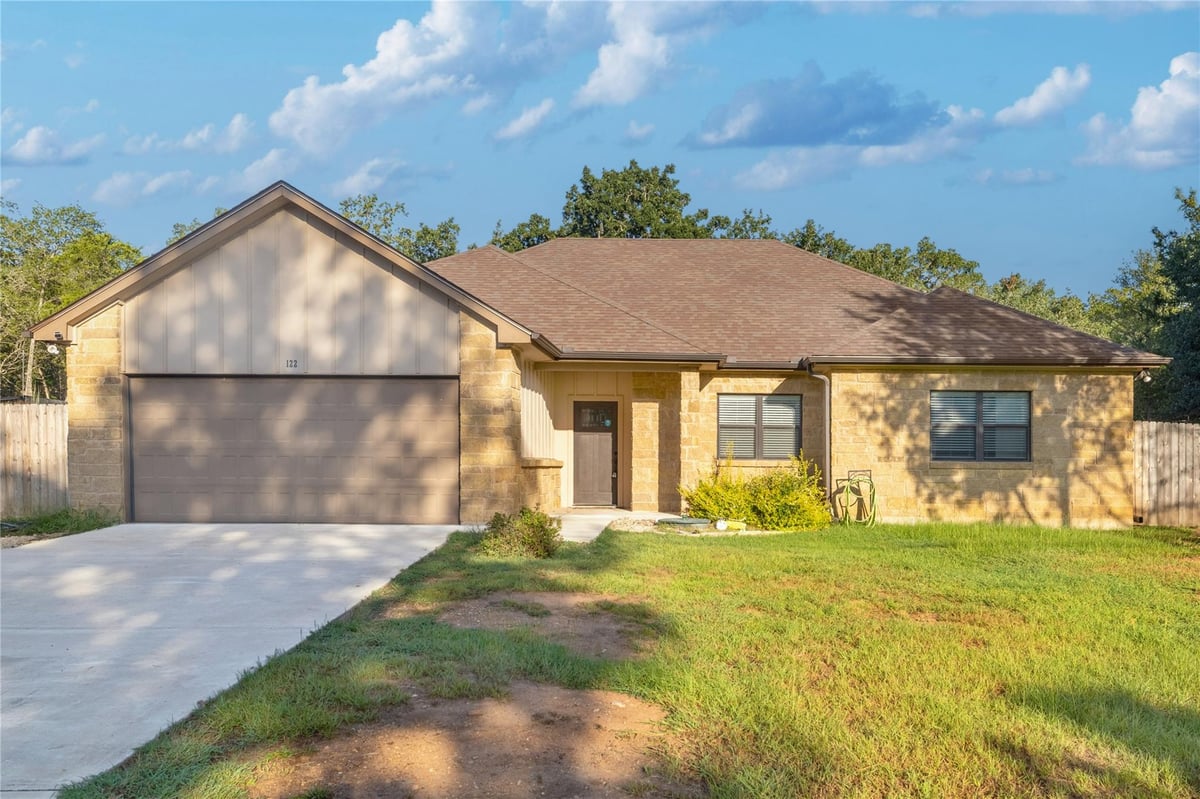 View 122 N Pohakea Dr in Tahitian Village 122 N Pohakea Dr - front exterior - Luxury home in Tahitian Village, Bastrop, TX