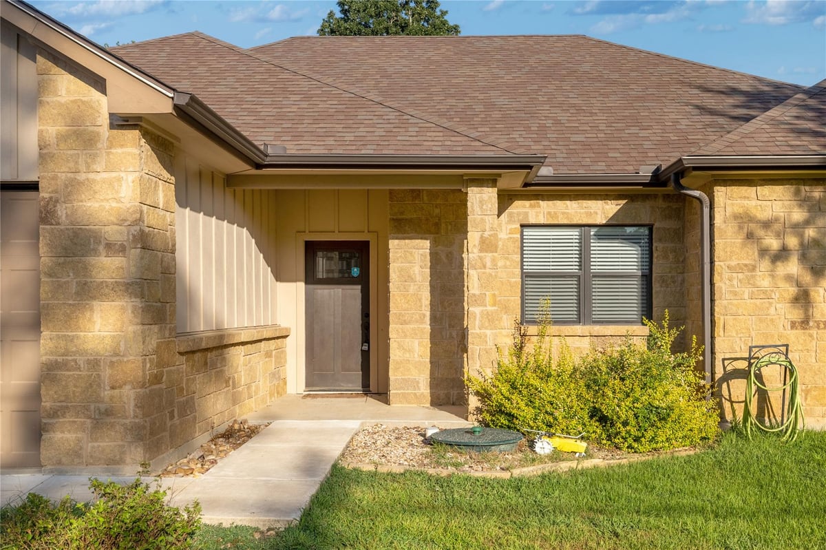 Primary bedroom at 122 N Pohakea Dr - 4 bed 2 bath home