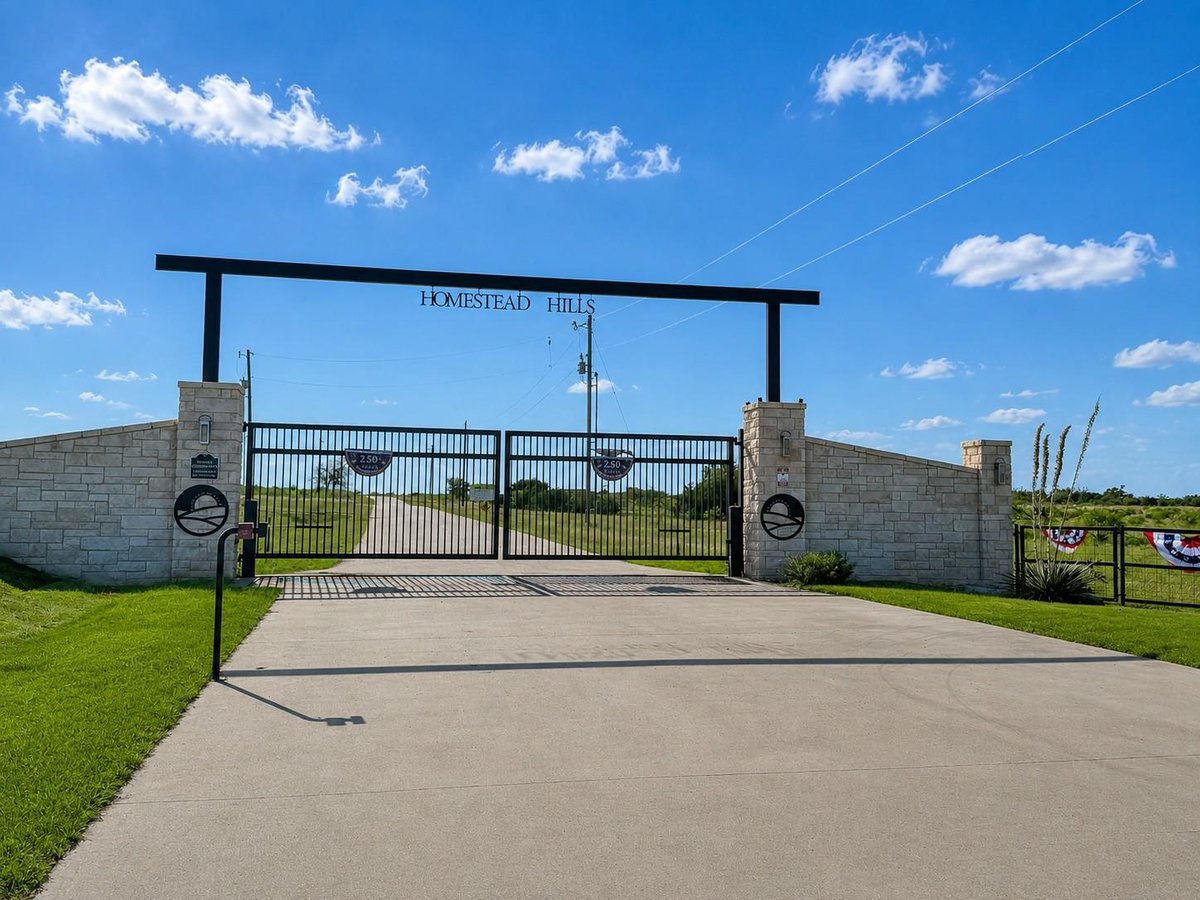 View 122 Reserve WAY in Homestead Hills 122 Reserve WAY - front exterior - Luxury home in Homestead Hills, Lampasas, TX