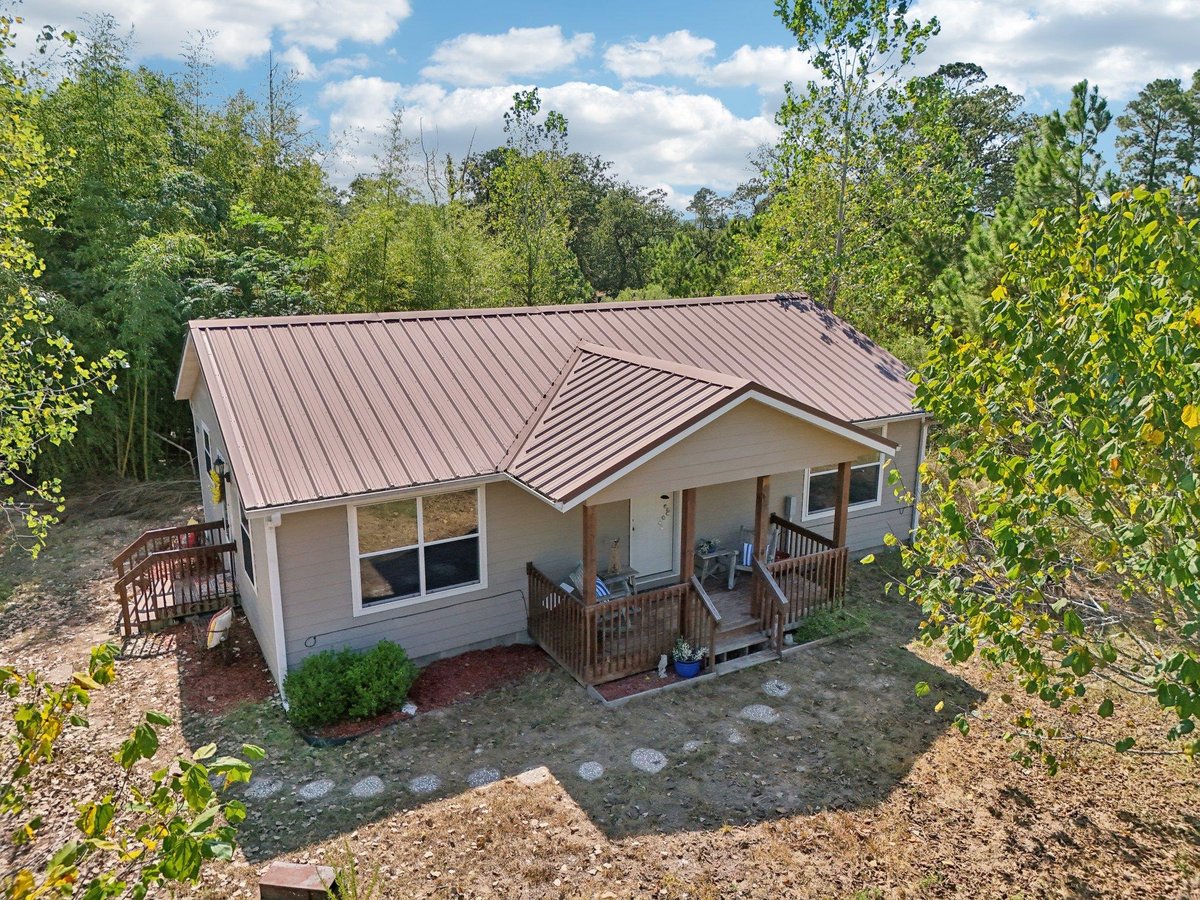 Living area at 122  Rolling Pines Dr - 2 bed 1 bath home