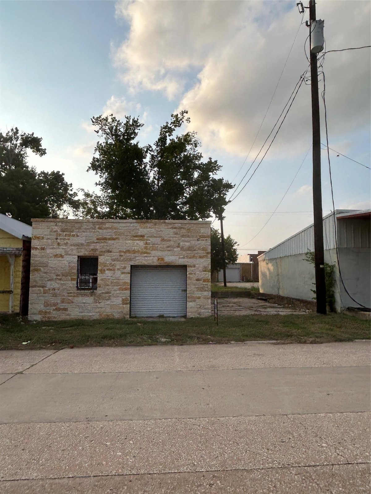 View 122 W Milam Ave in Original Town- Road 122 W Milam Ave - front exterior - Luxury home in Original Town- Road, Rockdale, TX