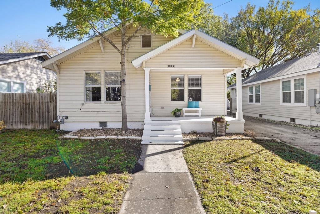 View 1223, 1223 1/2 & 1225 S Austin Ave in Morrow Add 1223, 1223 1/2 & 1225 S Austin Ave - front exterior - Luxury home in Morrow Add, Georgetown, TX