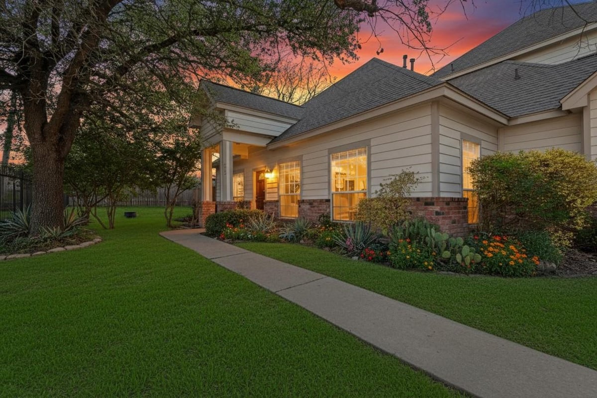 View 12295 Abbey Glen LN in Victoria Glen Amd 12295 Abbey Glen LN - property photo 1 - Luxury home in Victoria Glen Amd, Austin, TX