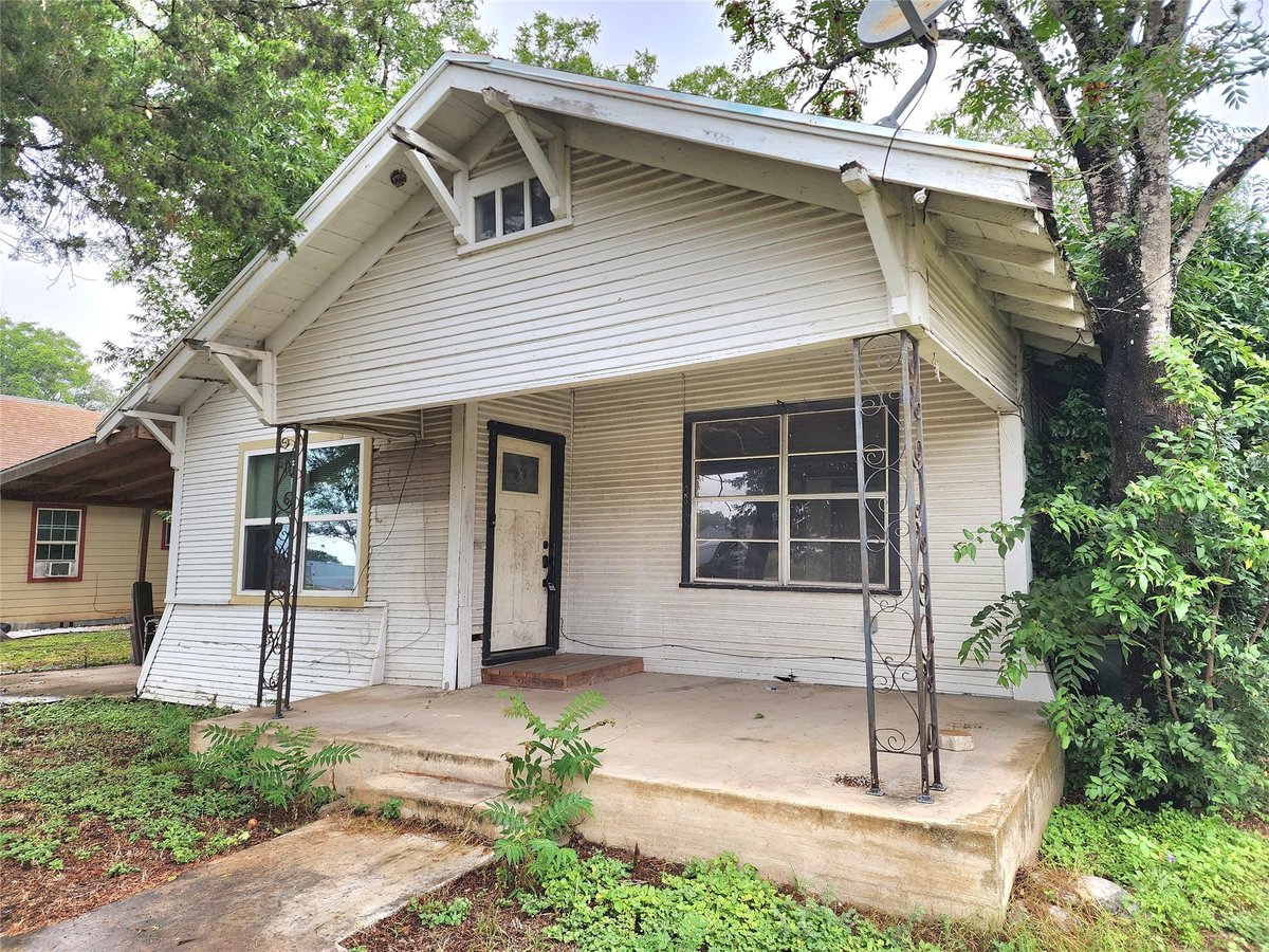 View 123 E Davis ST in O T Luling 123 E Davis ST - property photo 1 - Luxury home in O T Luling, Luling, TX