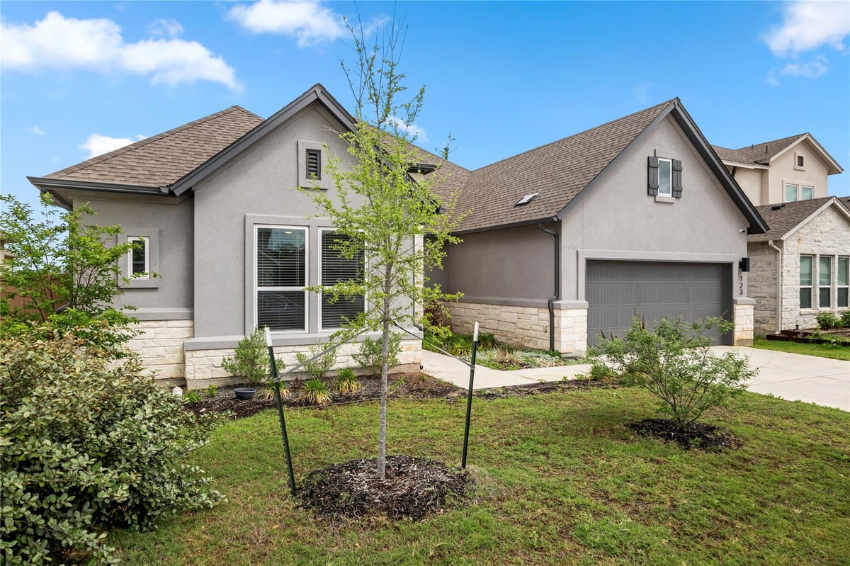 Living area at 123 Lake Charlotte Creek Dr - 4 bed 3 bath home