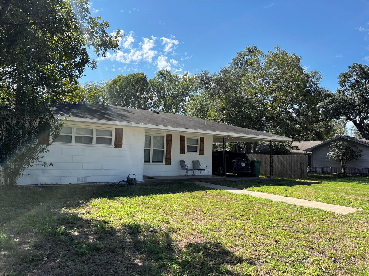 View 123 W Cedar ST in La Grange 123 W Cedar ST, photo 1 of 22, La Grange, La Grange, TX