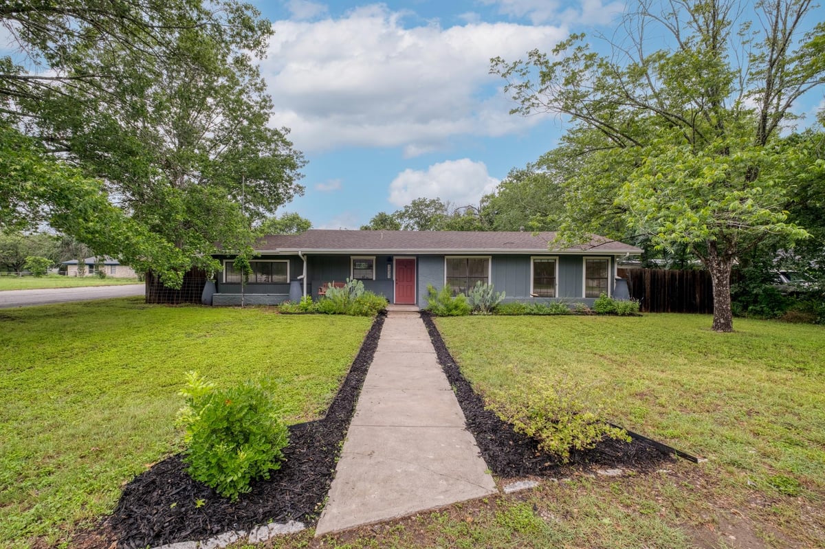1233 Orange ST - front exterior - Luxury home in Mrs M M Blanks, Lockhart, TX