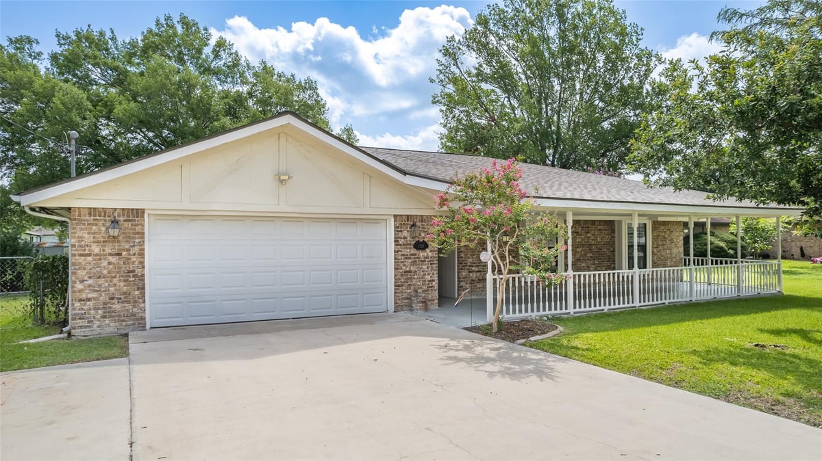View 1237 Oleander DR in Green Meadows 11 1237 Oleander DR - front exterior - Luxury home in Green Meadows 11, New Braunfels, TX