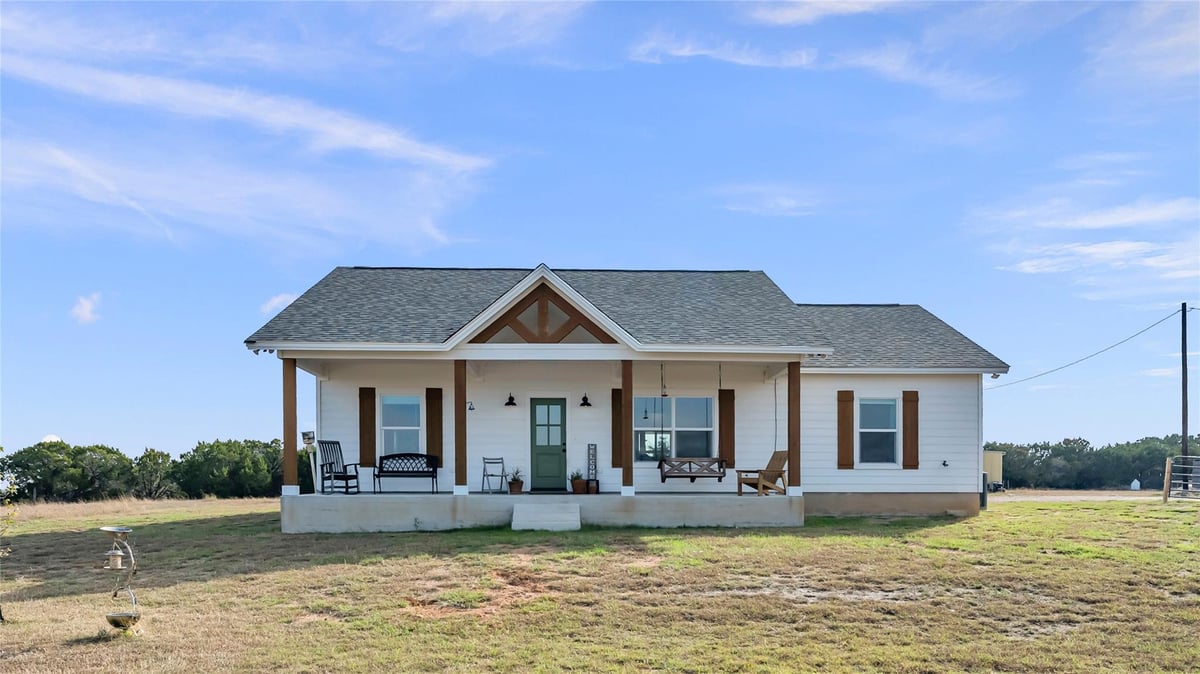 View 124 Donnie Dr in Hurst Place Ph 5 124 Donnie Dr - property photo 1 - Luxury home in Hurst Place Ph 5, Lampasas, TX