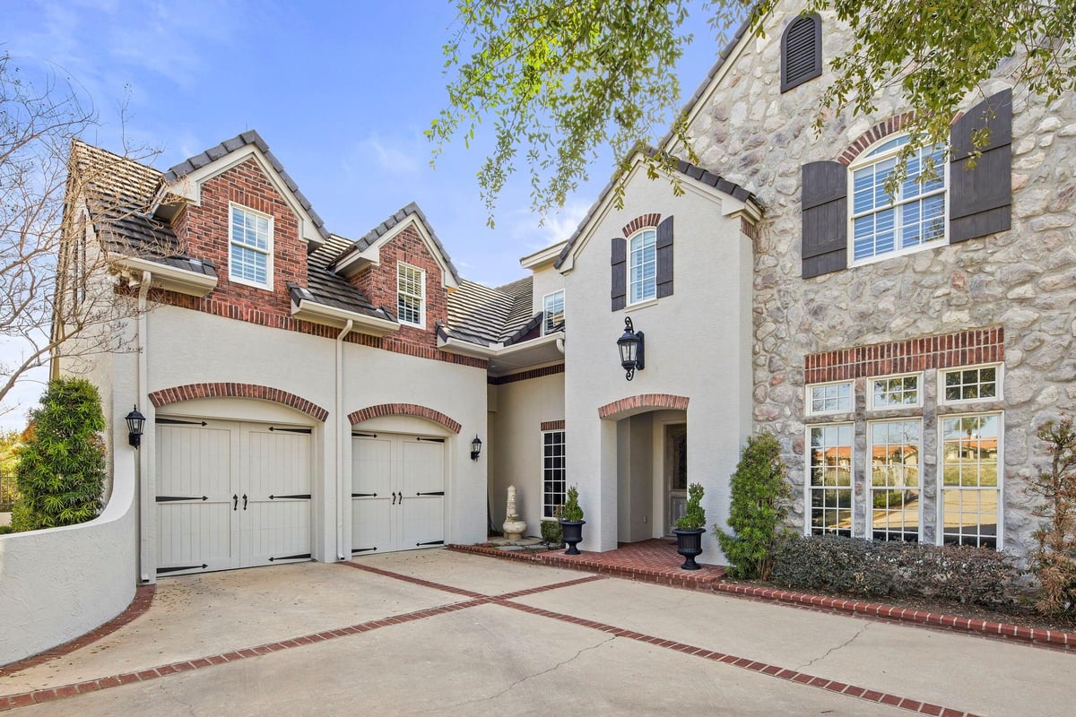 Living area at 124 Florentine - 4 bed 3 bath home