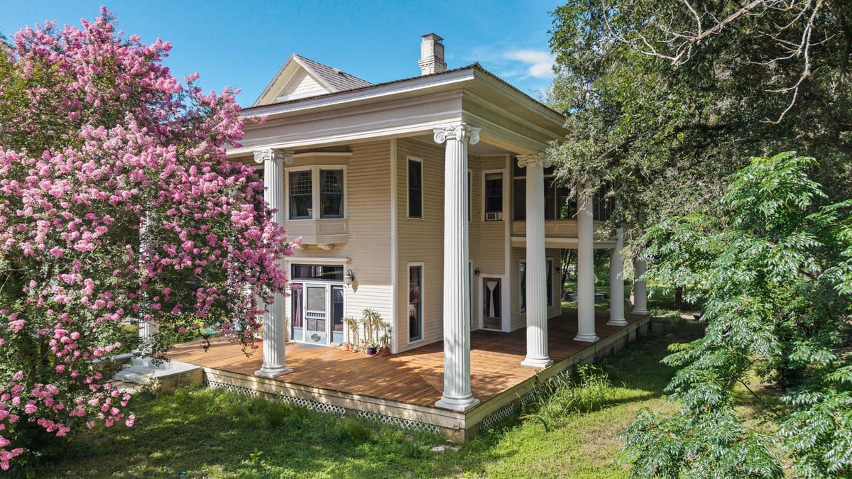 View 124 N Hamilton St in Town/Gonzales 124 N Hamilton St - front exterior - Luxury home in Town/Gonzales, Gonzales, TX