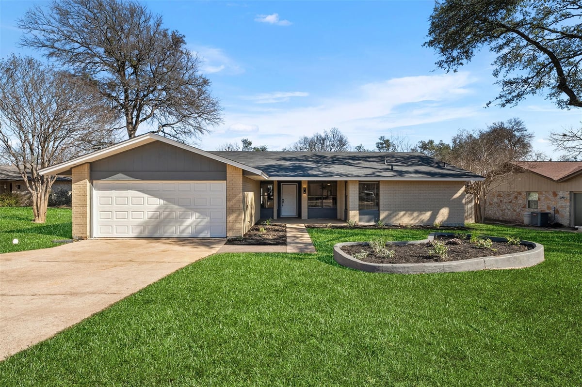View 12401 Rusted Nail CV in Deerbrook Village 12401 Rusted Nail CV - property photo 1 - Luxury home in Deerbrook Village, Austin, TX