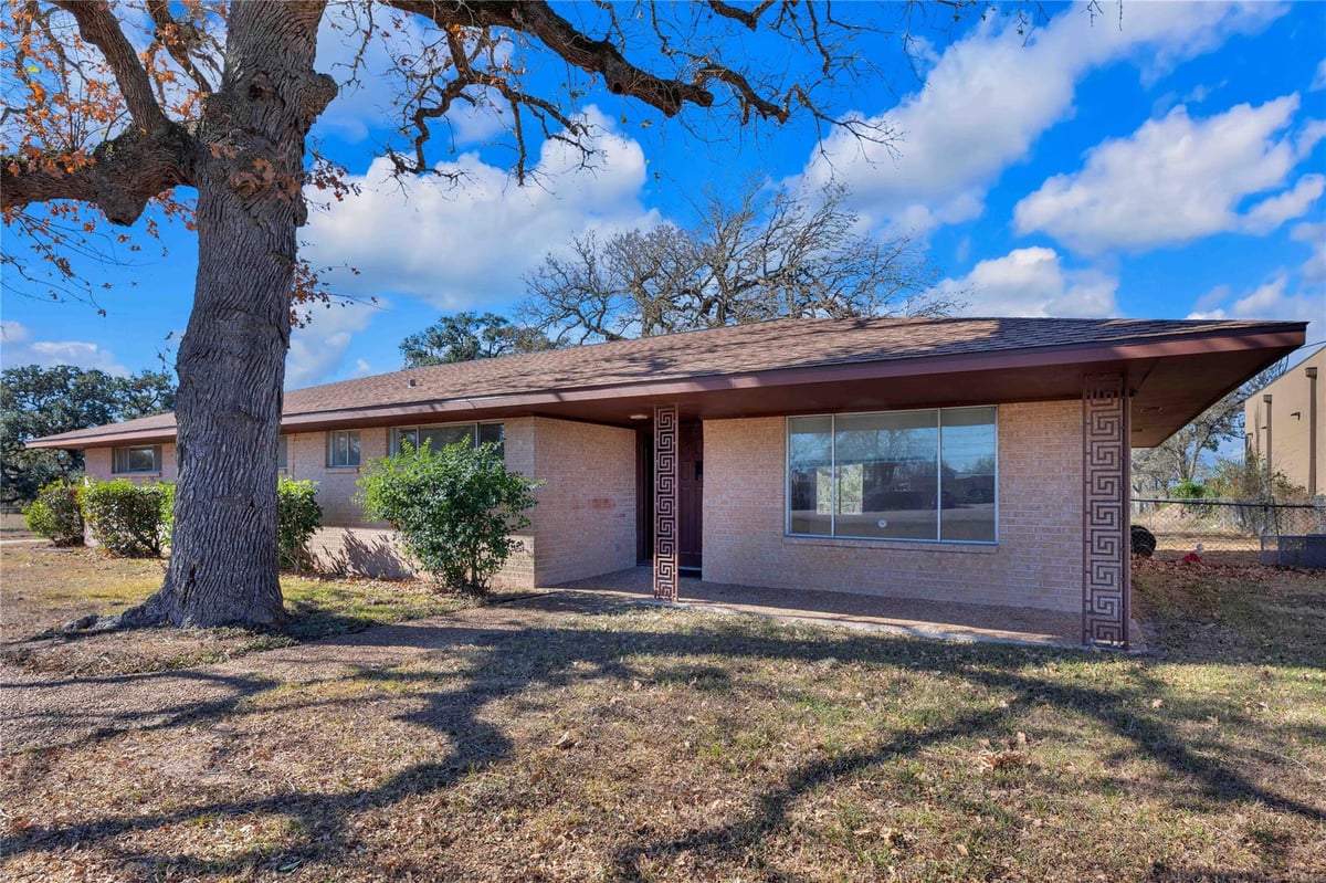 Living area at 1243 North Jefferson Hwy - 3 bed 2 bath home