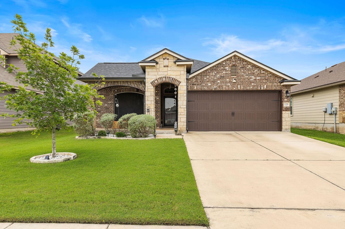 125 Beth Ann LOOP - front exterior - Luxury home in Avery Glen, Taylor, TX