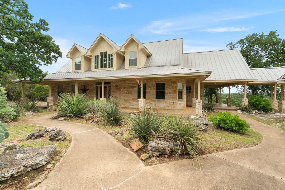 125 Covington Cv - front exterior - Luxury home in Escalera Ranch Sec 05 Pud, Georgetown, TX