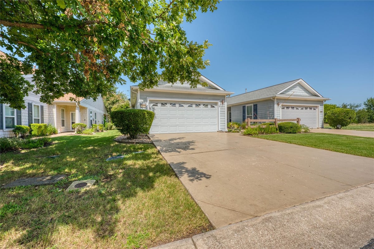 125 Dickens CIR - front exterior - Luxury home in Sun City Georgetown Neighborhood 24B Pud, Georgetown, TX