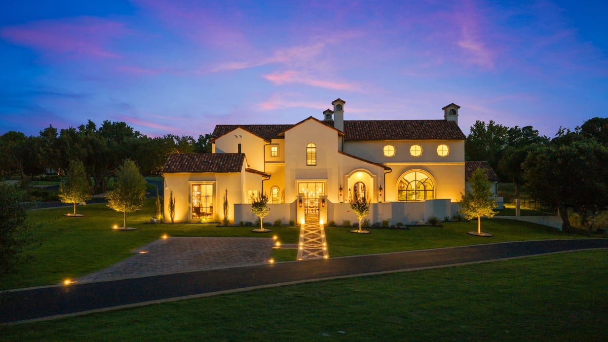125 Plaza Escondido - front exterior - Luxury home in Escondido, Horseshoe Bay, TX