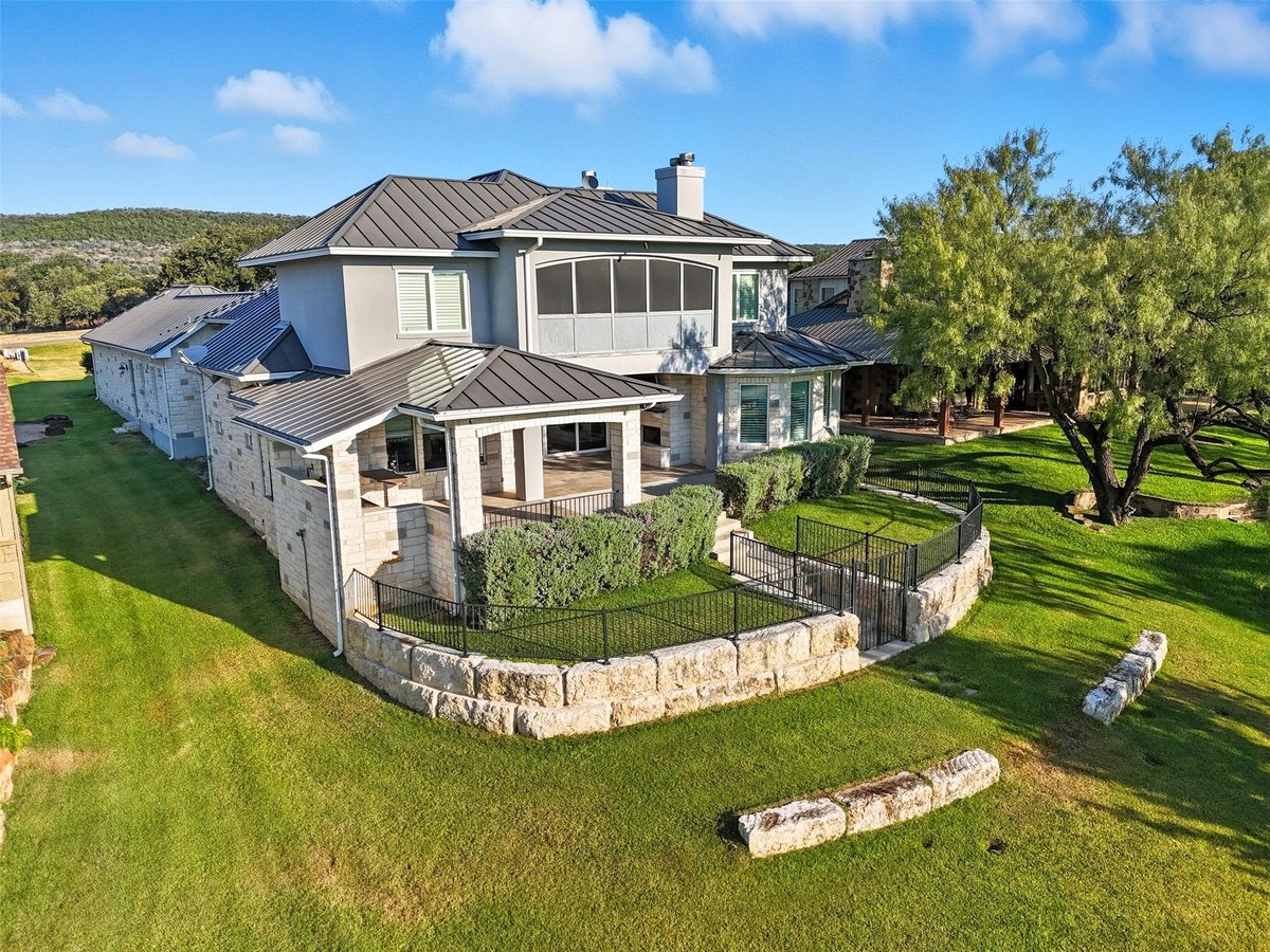 125 Primera Ct - front exterior - Luxury home in Sendera Ridge, Burnet, TX