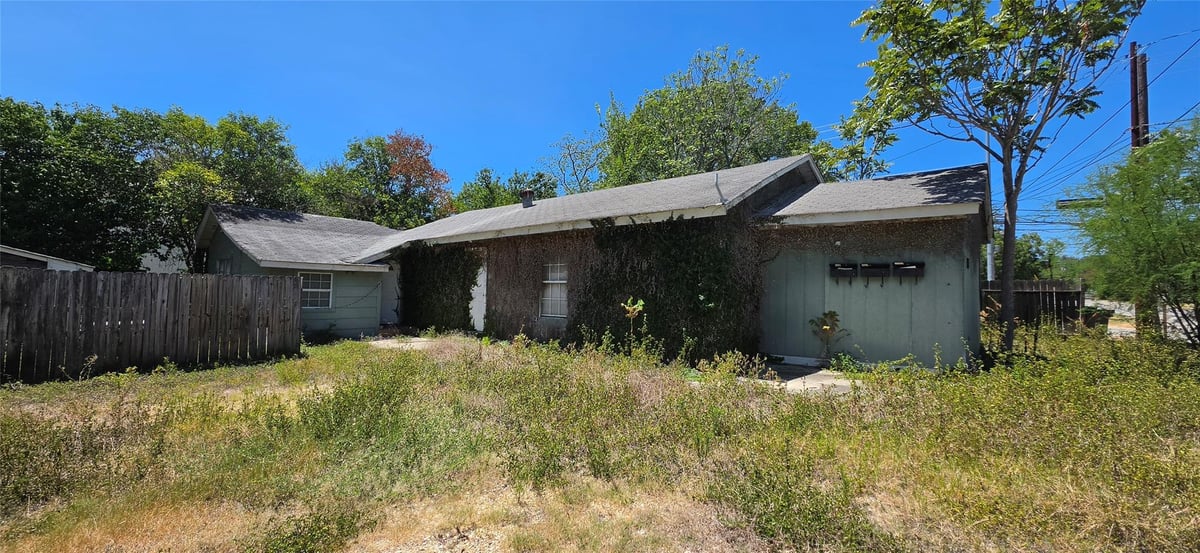125 S Bishop ST - property photo 1 - Luxury home in J H Combs Add Sec 1, San Marcos, TX