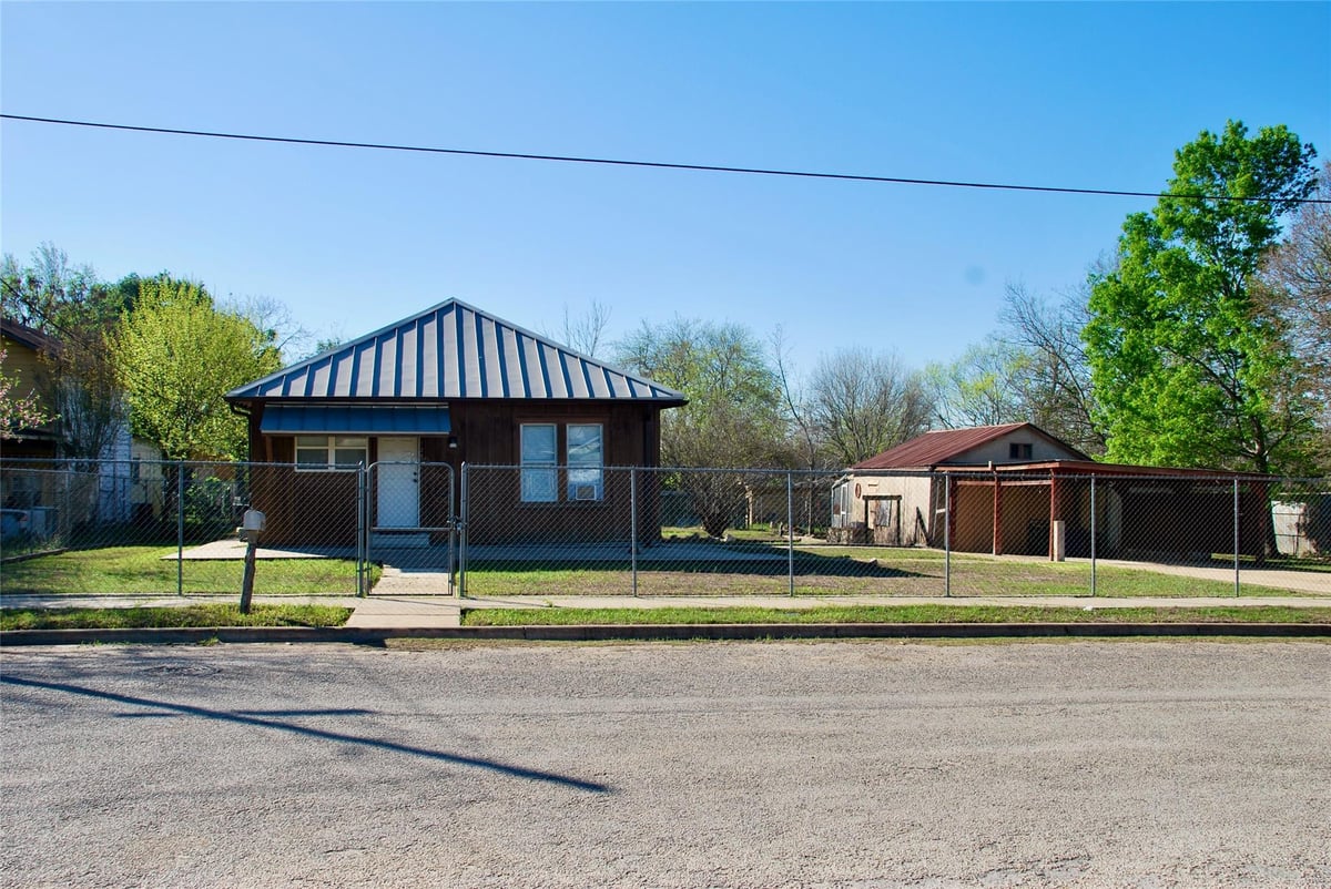 View 125 W Wallace St in Gonzales 125 W Wallace St - front exterior - Luxury home in Gonzales, Gonzales, TX