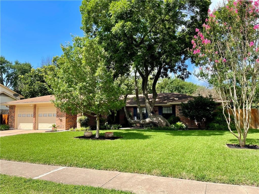 View 12504 Split Rail Pkwy in Deerbrook Village 12504 Split Rail Pkwy - front exterior - Luxury home in Deerbrook Village, Austin, TX