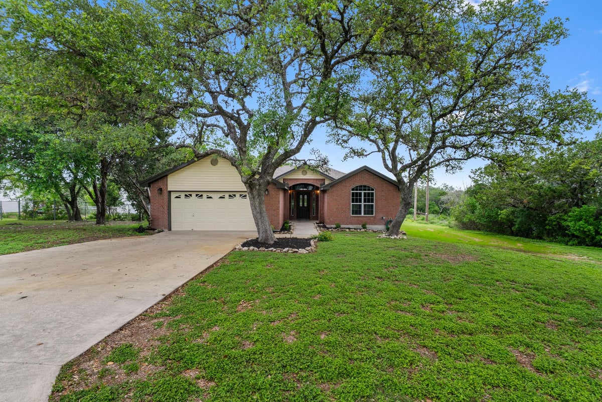 View 126 Hunter Ridge Rd in HUNTERS RIDGE 126 Hunter Ridge Rd - property photo 1 - Luxury home in HUNTERS RIDGE, San Marcos, TX