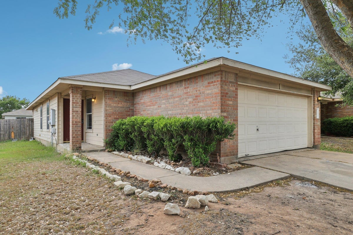 View 12617 Campana Dr in Los Cielos Sec 01 12617 Campana Dr - property photo 1 - Luxury home in Los Cielos Sec 01, Del Valle, TX