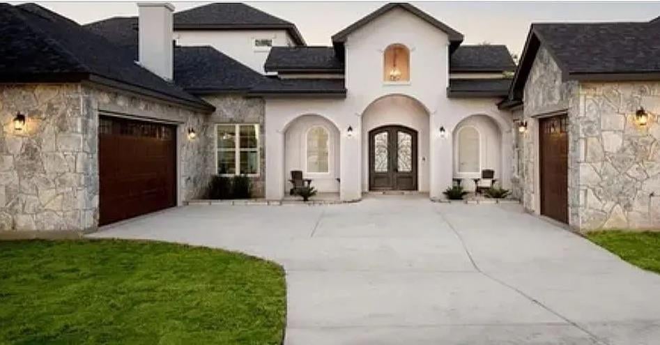 Living area at 128  Gloria Blvd - 4 bed 4 bath home