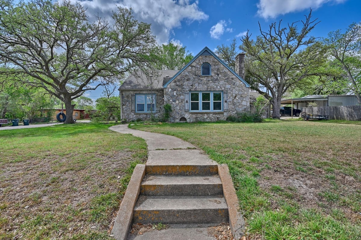 View 1284 E Hempstead ST in John Knox 1284 E Hempstead ST - front exterior - Luxury home in John Knox, Giddings, TX