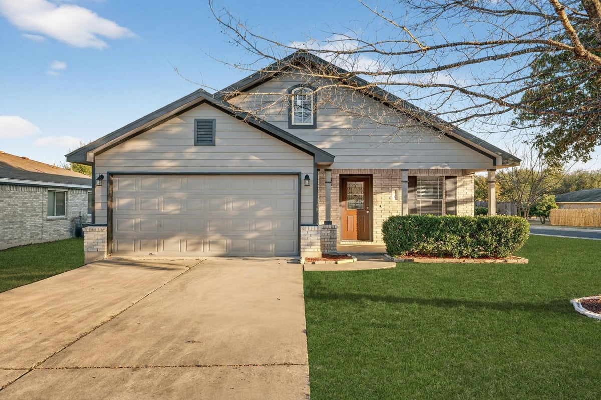 View 129 Salado Dr in Silverado At Plum Creek Sec 3A 129 Salado Dr - property photo 1 - Luxury home in Silverado At Plum Creek Sec 3A, Kyle, TX