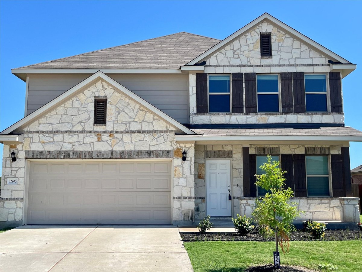 12900 Cerro Castellan TRCE - front exterior - Luxury home in Lagos, Manor, TX
