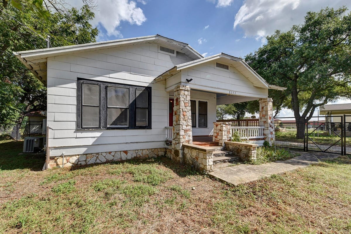 Kitchen at 1292 N I-35 - Am Esnaurizar 11 League Grant, New Braunfels, TX