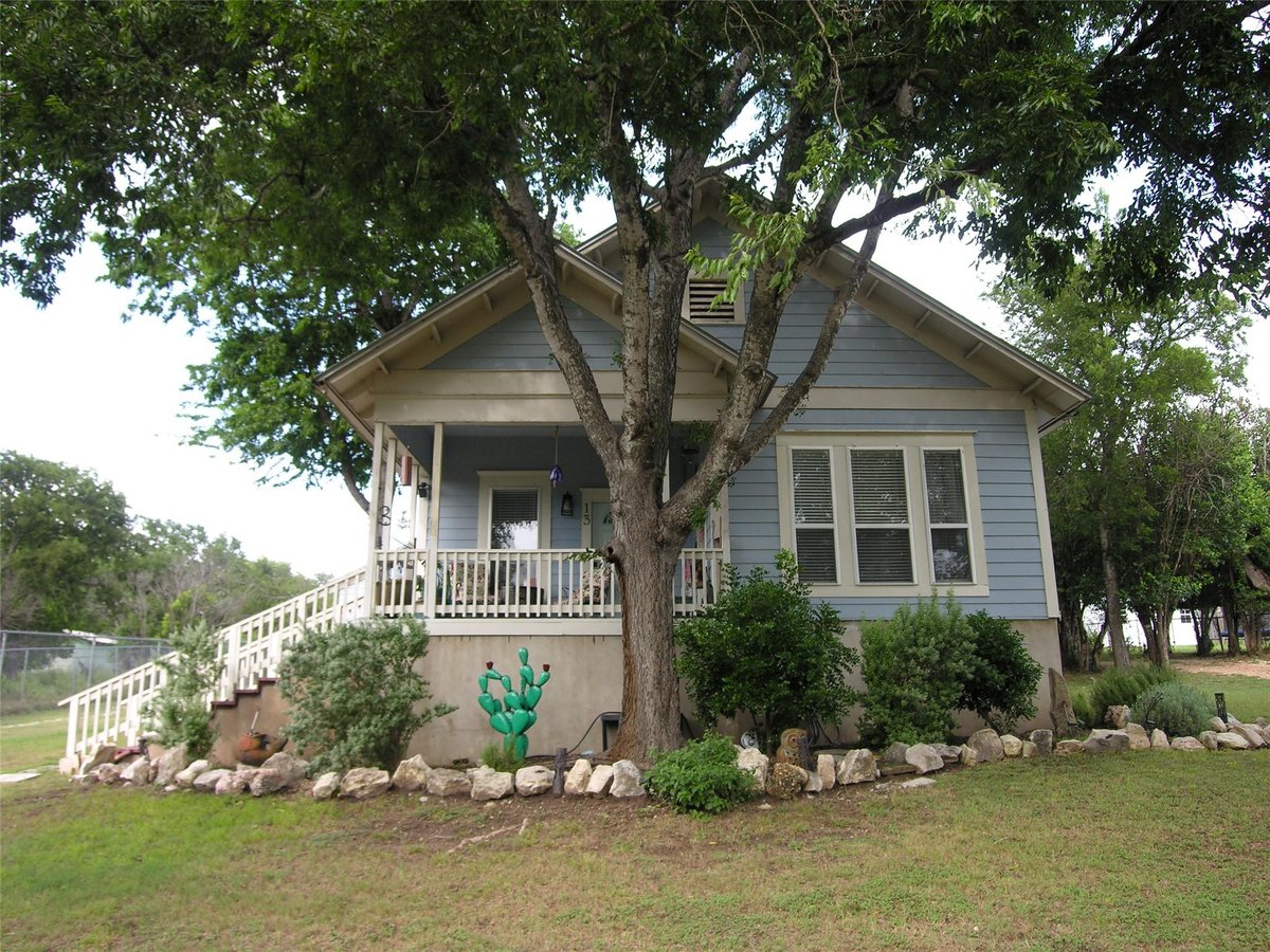 View 13 Cockrell CIR in Highland Park 13 Cockrell CIR - front exterior - Luxury home in Highland Park, Lampasas, TX
