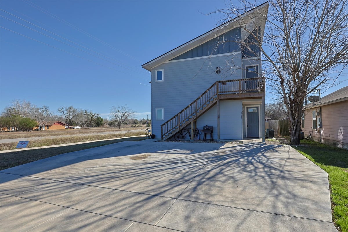 View 1300 Hausman in Wilson Add 1300 Hausman - front exterior - Luxury home in Wilson Add, Lockhart, TX