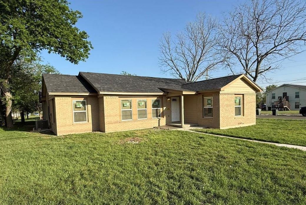 View 1300 N 2nd St in Scharbauer Add 1300 N 2nd St - front exterior - Luxury home in Scharbauer Add, Killeen, TX