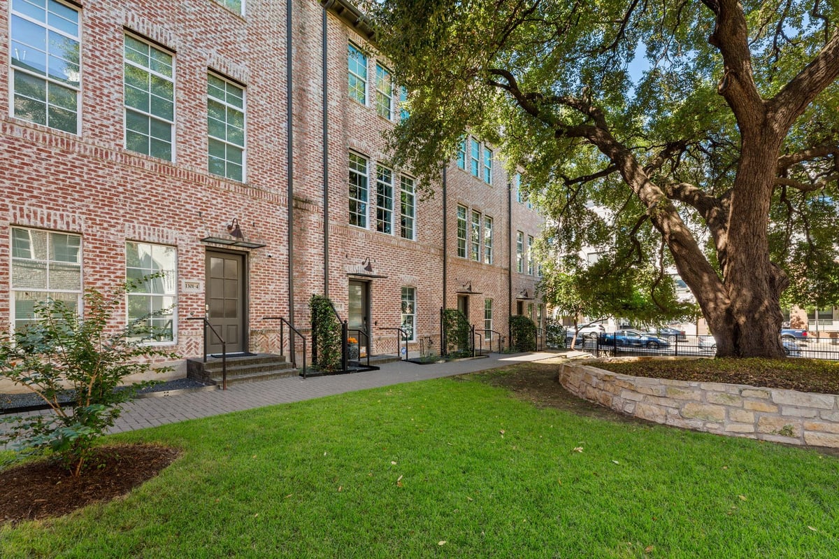 View 1301 Town Creek Dr Unit #2 in South Shore Pointe 1301 Town Creek Dr Unit #2 - front exterior - Luxury home in South Shore Pointe, Austin, TX