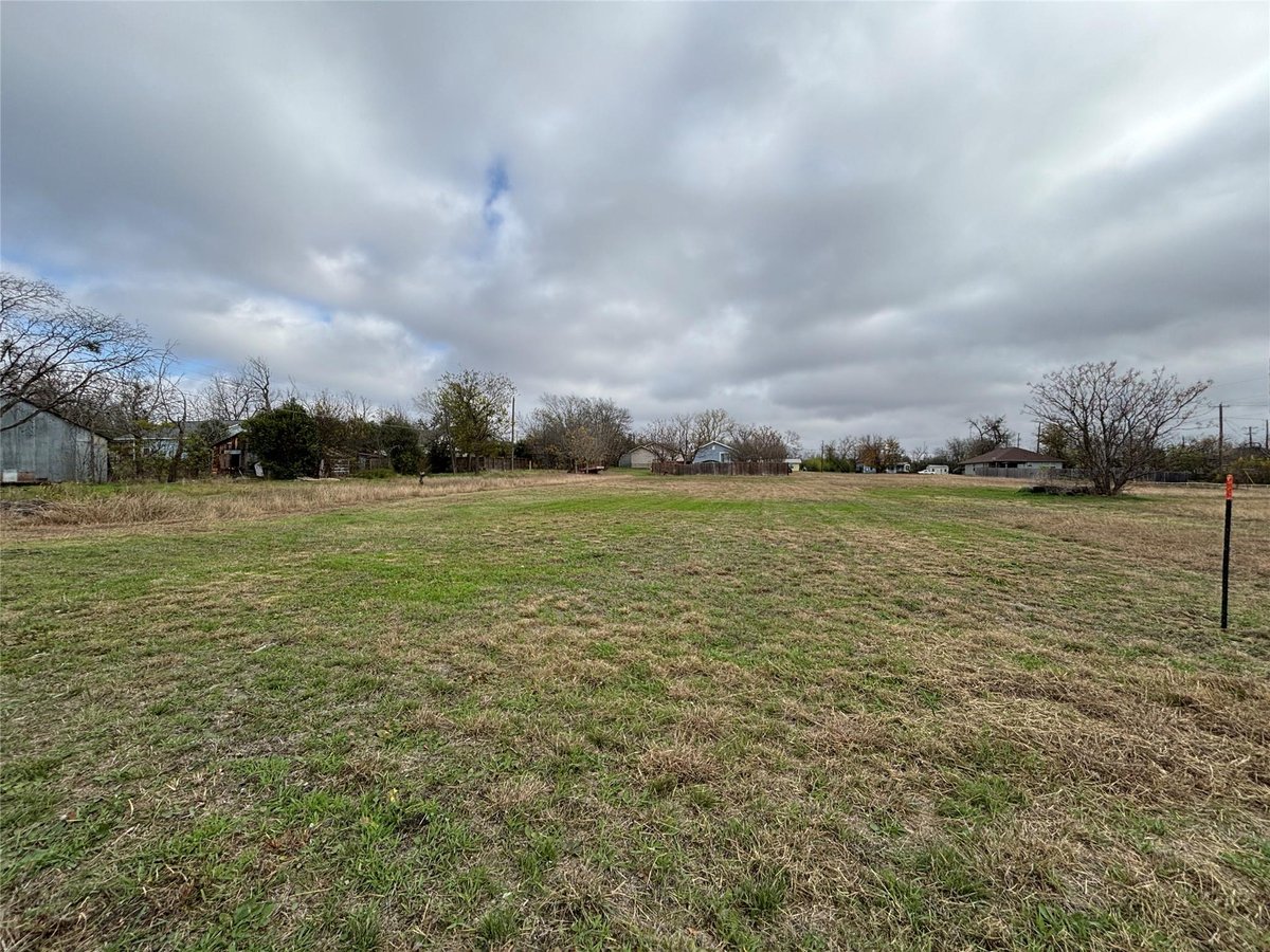 1302 Frink St - front exterior - Luxury lot in Malish Estates, Taylor, TX