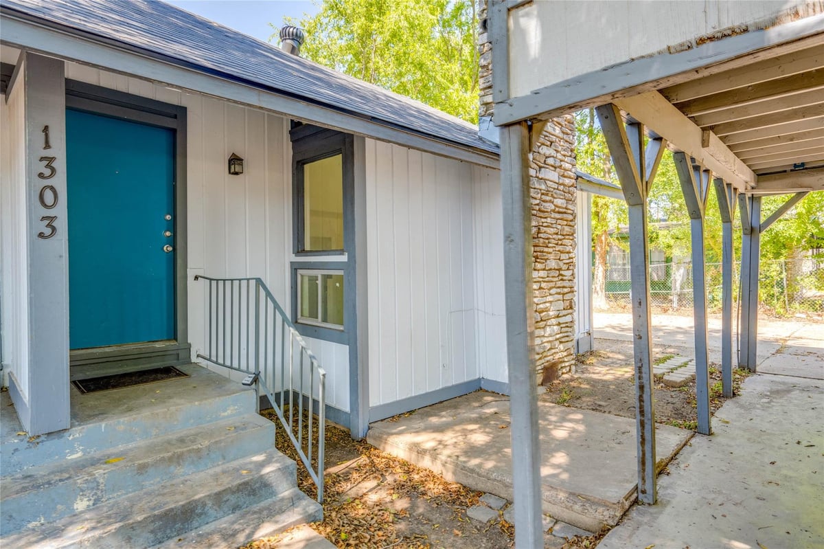 View 1303 E Saint Johns Ave in Cameron Park Sec 02 1303 E Saint Johns Ave - property photo 1 - Luxury home in Cameron Park Sec 02, Austin, TX