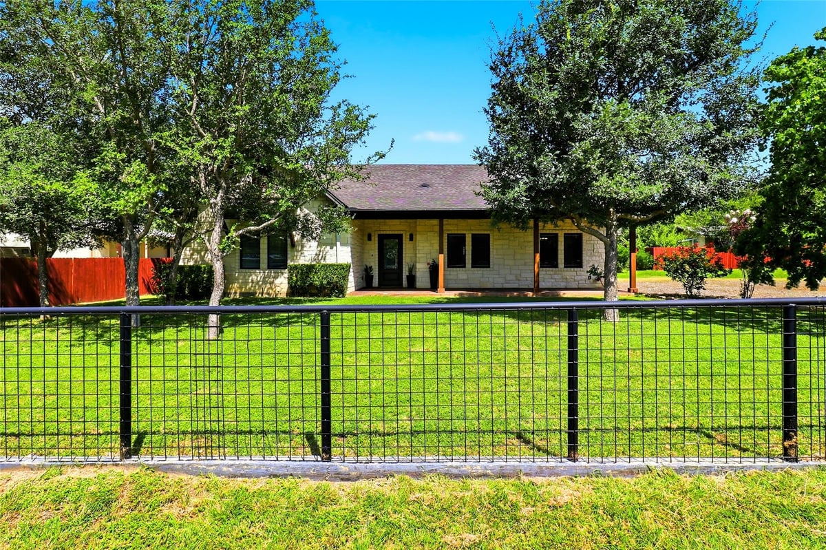 View 1303 Prairie Creek RD in Forest Hills 1303 Prairie Creek RD - property photo 1 - Luxury home in Forest Hills, Granite Shoals, TX