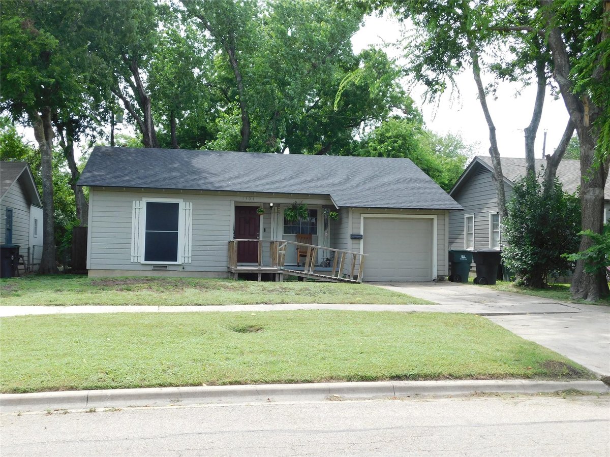 View 1304 S 19th ST in Tal-Coe Place 1304 S 19th ST - front exterior - Luxury home in Tal-Coe Place, Temple, TX