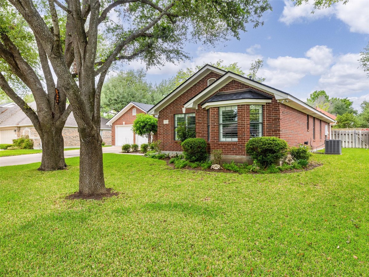 Living area at 1304 Sagewood Dr - 3 bed 2 bath home