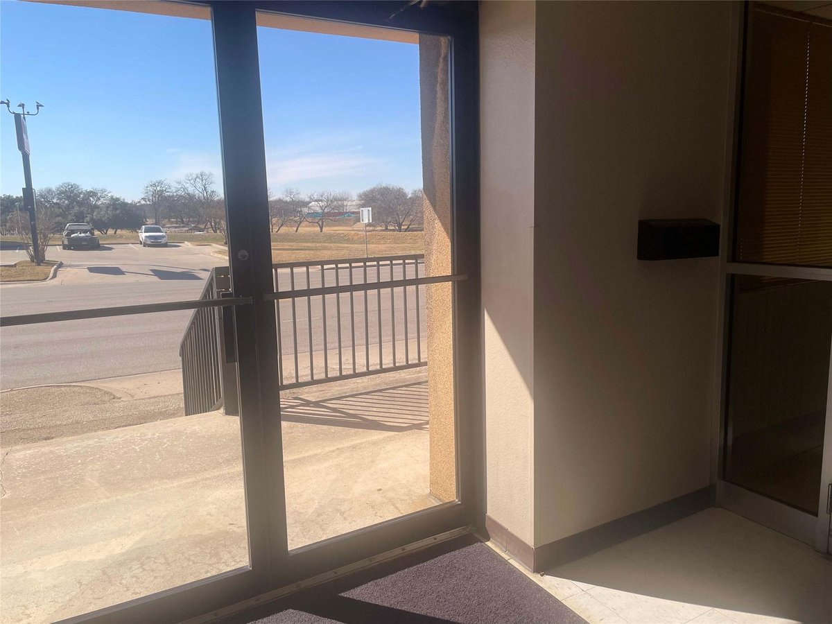 Living area at 1305 S Key Ave - L S C 2nd, Lampasas, TX