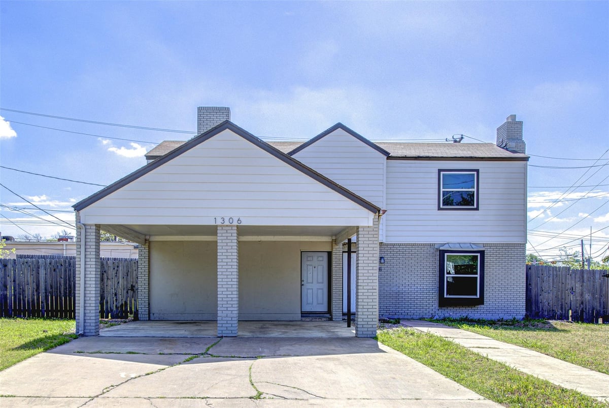 Living area at 1306 E Saint Johns Ave - Cameron Park Sec 02, Austin, TX