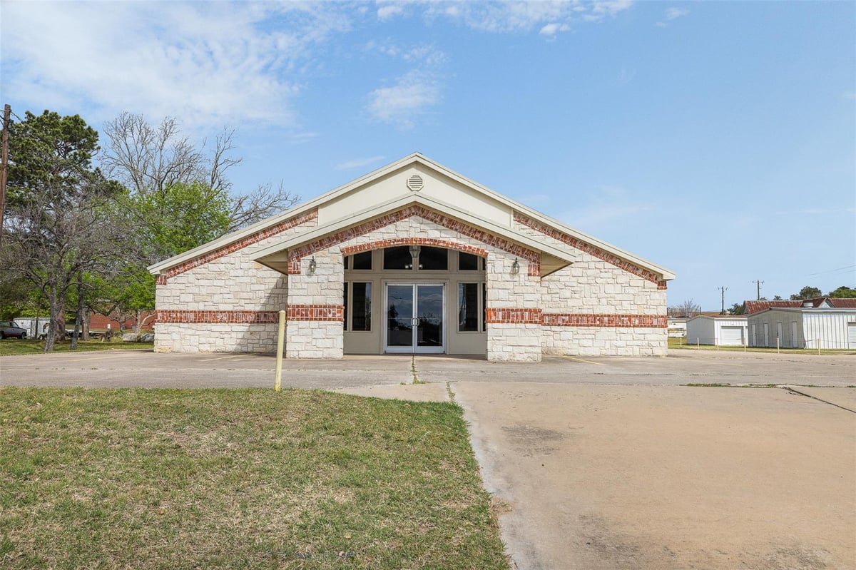 View 1306 W Cameron Ave in N/A 1306 W Cameron Ave - front exterior - Luxury home in N/A, Rockdale, TX