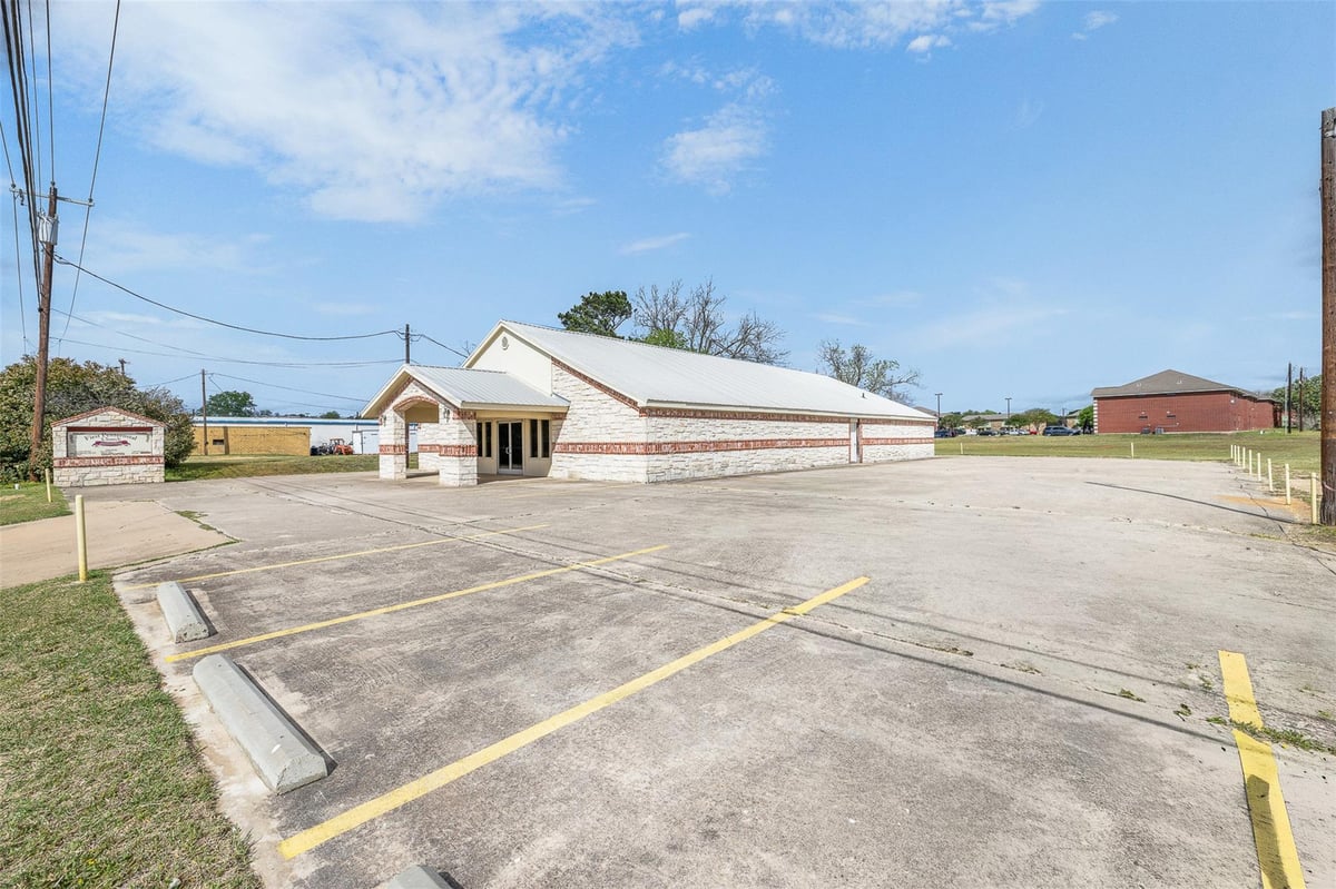 Living area at 1306 W Cameron Ave - N/A, Rockdale, TX