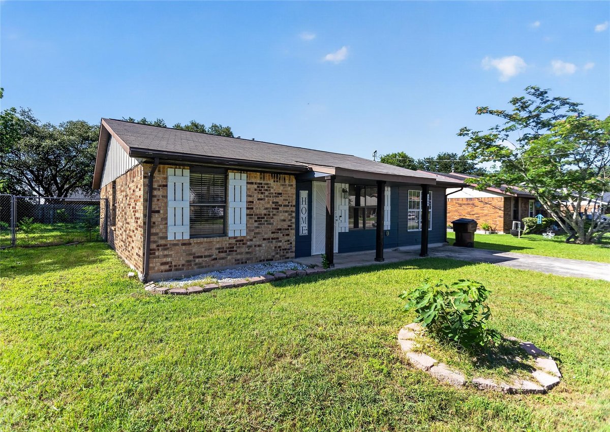 View 1308 Pendergrass ST in Lake View 1308 Pendergrass ST - front exterior - Luxury home in Lake View, Lockhart, TX