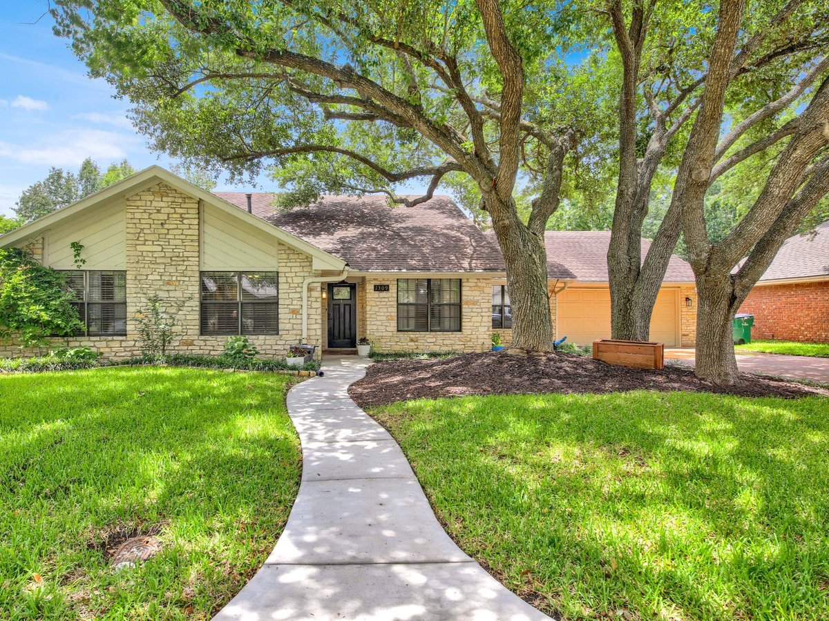 1309 Willow Brook TRL - front exterior - Luxury home in Cuba John M Sec 02, Taylor, TX