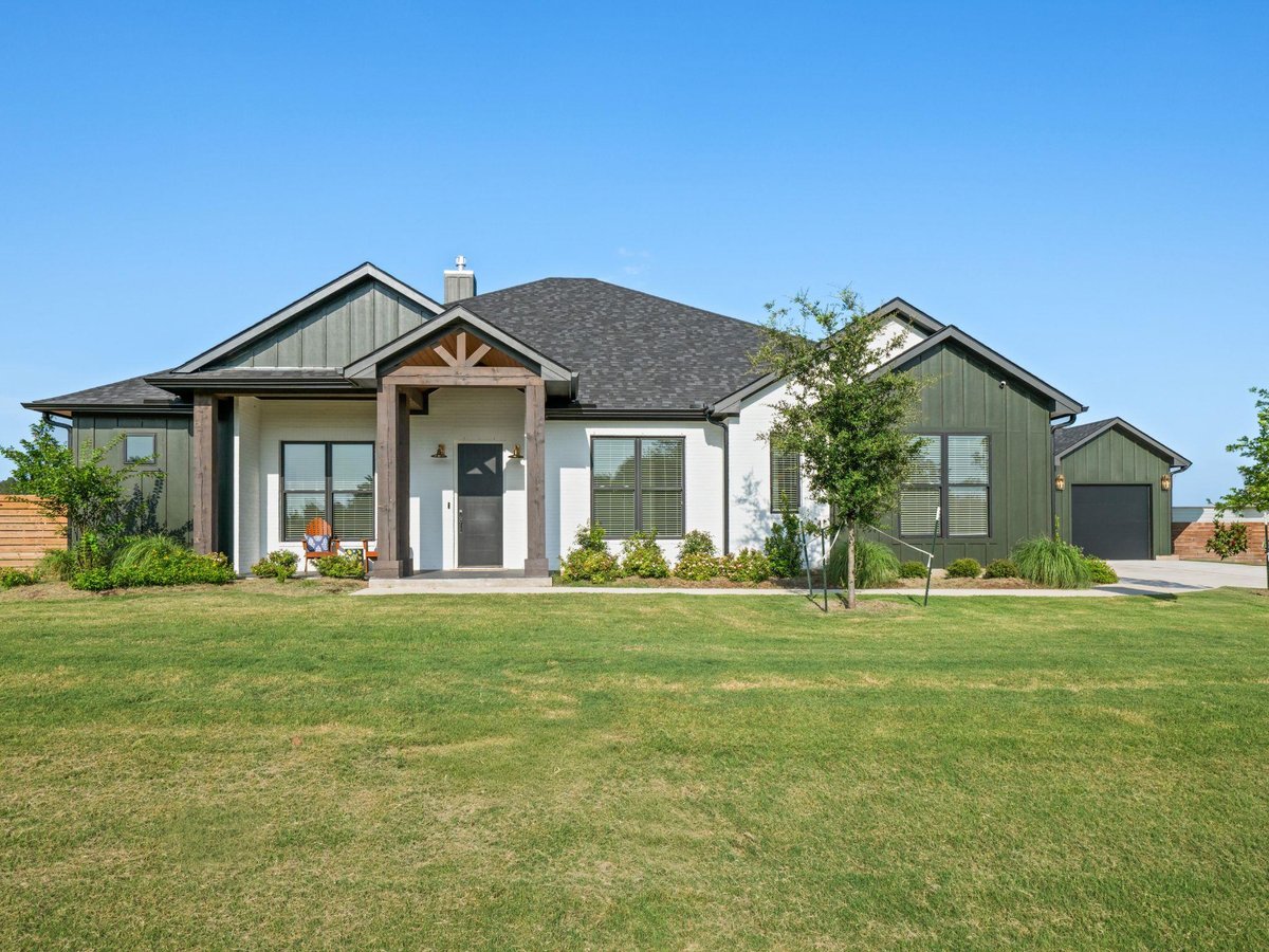 View 131 Hydrangea DR in Kellar Farms 131 Hydrangea DR - property photo 1 - Luxury home in Kellar Farms, Smithville, TX