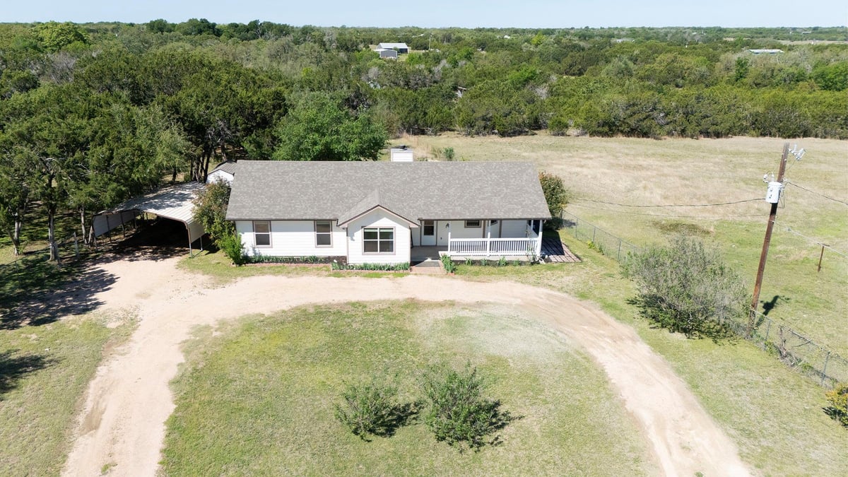 Living area at 131 Tomahawk Trl - 3 bed 2 bath home